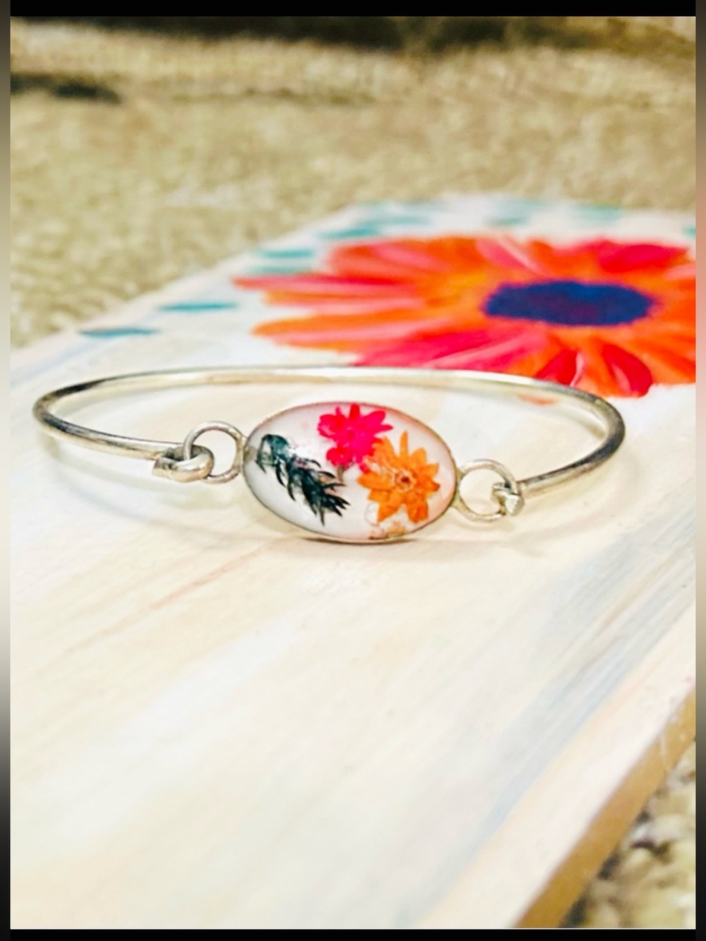🌺 Silver-Tone Floral Oval Charm Bangle Bracelet - Picture 3 of 6